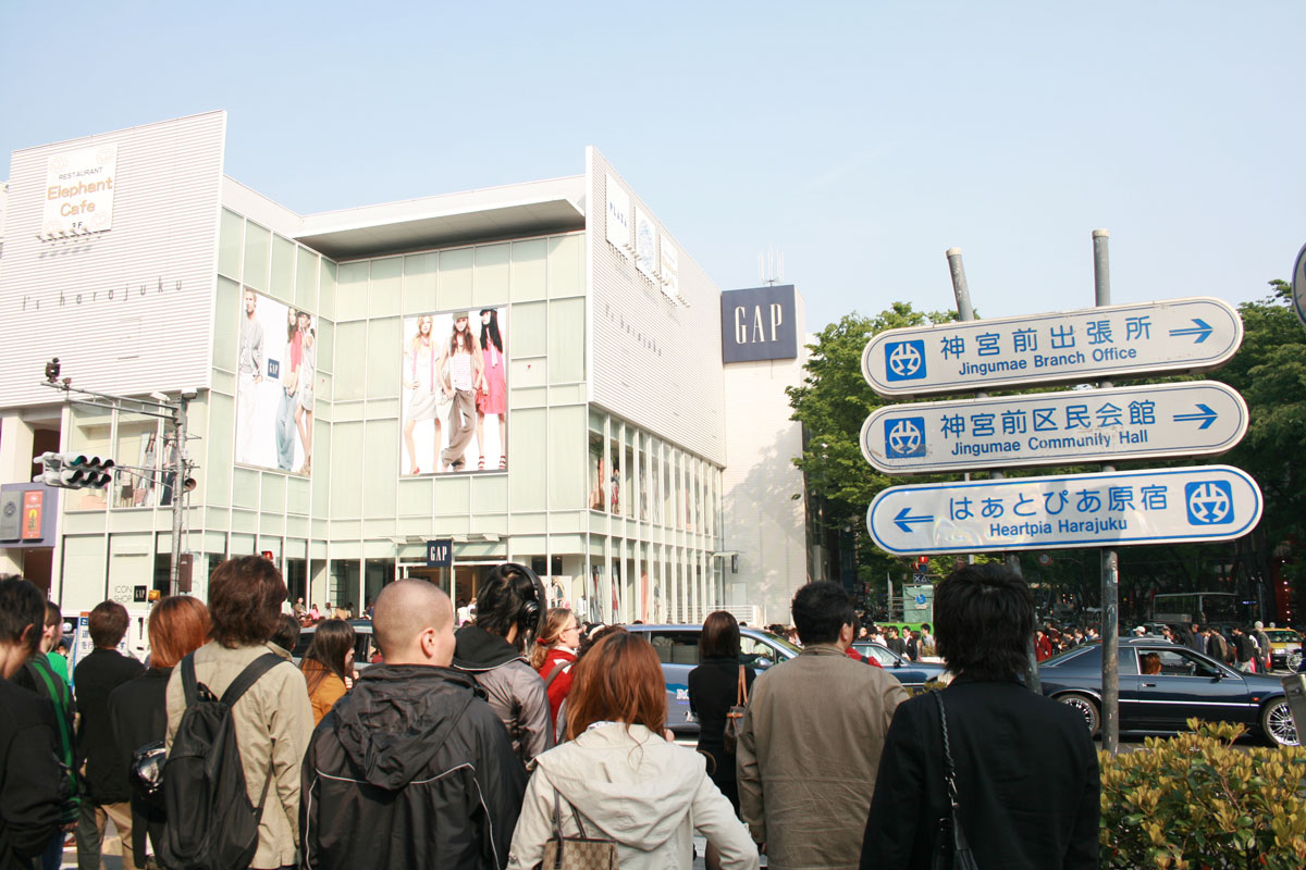 原宿駅前のGAP